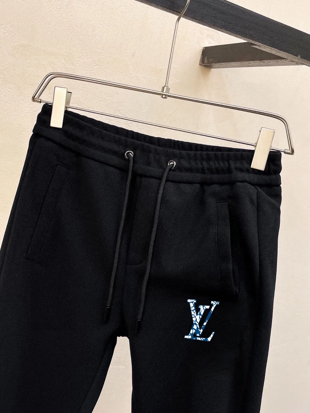 🅿️420 [LV Louis Vuitton] (Fat Man Gospel) hot-selling suit is coming. Focus on the original version of the official website. 2025 new hot-selling cardigan sweater suit. The original order is the best. 🇭🇰The meticulous work of top designers is dedicated to a fitting and perfect upper body effect. All-natural high-quality Roman cotton 100%, close-fitting comfort, noble and elegant! Original hardware embodies elegance and nobility! Counter size: M-5XL (maximum wear up to 220 pounds)